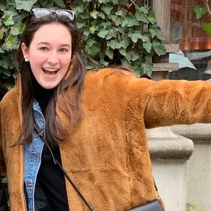 Meet your Posher, Ava